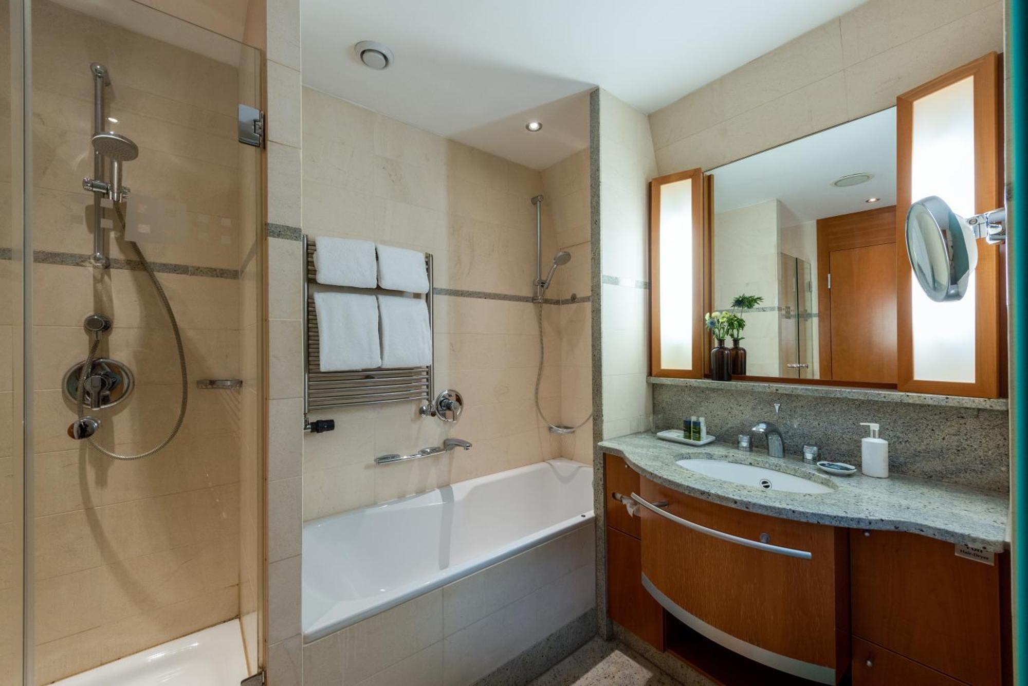 Precise Resort Bad Saarow Oda fotoğraf A bathroom with a shower and a bathtub