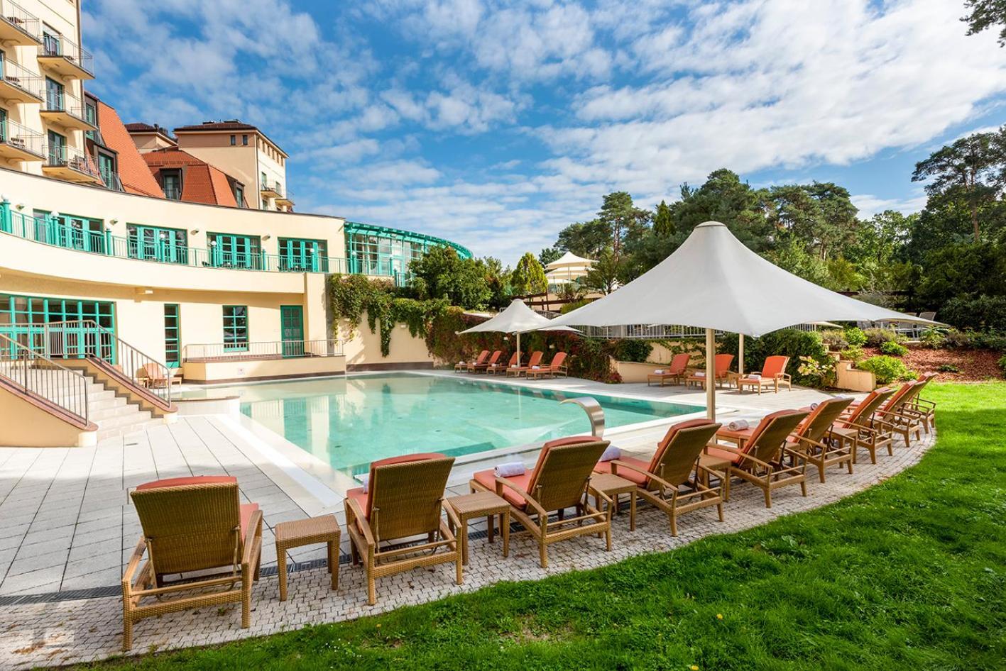 Precise Resort Bad Saarow Dış mekan fotoğraf The outdoor pool at the Hotel de la Plage